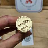 Votre design, texte logo gravé une fois pour toutes dans le laiton pour des milliers de cachets de cire à votre image. Un moyen simple et accessible d'apporter de l'authenticité aux supports commerciaux de votre petite entreprise !

Fabrication française 🇫🇷

#logoter #TamponPersonnalisé #tamponacire #sceauxpersonnalises #sceauxencire #CachetDeCire