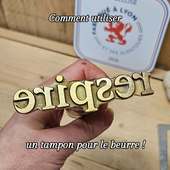 🧈Un marquage net et régulier, pensé pour le beurre et les matières grasses.
Chaque tampon est fabriqué à l’atelier, avec votre texte, votre logo ou vos initiales.

**Astuce pour éviter l’effet ventouse 👇**
👉 Glissez simplement une **feuille de film alimentaire** entre le tampon et le beurre.
L’empreinte reste bien lisible et le démoulage se fait sans accroc.

✔️ Personnalisation en ligne ou sur demande
✔️ Fabrication artisanale
✔️ Label local

📩 Contact par email

#tamponpersonnalisé #beurre #marquagealimentaire #mouleabeurre #fromagerie