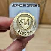 Un marquage qui donne du relief.

Le **tampon à chocolat personnalisé** est conçu en **laiton alimentaire sans plomb** pour un contact direct avec la matière.

La particularité  de ce tampon est la **gravure en 3D** du logo.
Le visuel est travaillé en volume pour un rendu plus précis, plus lisible, et un relief bien marqué sur le chocolat.

Idéal pour :
• tablettes
• bonbons chocolat
• décors et pièces événementielles

Sur notre site, vous pouvez personnaliser votre tampon en ligne et télécharger votre logo.

Nos tampons sont fabriqués dans notre atelier et portent le label fabriqué à Lyon et ses alentours.

#tamponpersonnalise #chocolat #chocolatier #artisanat #madeinlyon