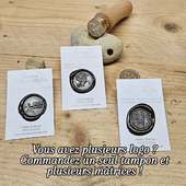 Un seul tampon. Plusieurs versions de votre logo.

Avec notre **tampon à chocolat à matrices interchangeables**, vous adaptez votre marquage sans multiplier les outils.
Une base, et **plusieurs matrices** pour décliner votre identité : logo principal, version simplifiée, événement, série spéciale…

Une solution pensée pour les **chocolatiers, traiteurs et professionnels** qui travaillent en gamme ou en collections.

✔ **Personnalisation en ligne** 
✔ Changement rapide des matrices en laiton alimentaire !
✔ Marquage net sur chocolat

Pratique pour passer d’une production à une autre, sans compromis sur votre signature.

Nos tampons sont fabriqués dans notre atelier et portent le **label fabriqué à Lyon et ses alentours**.

#tamponchocolat #chocolatier #personnalisation #branding #TamponPersonnalisé
