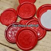 🎁**Idée cadeau n°9 : des cachets de cire autocollants pour futurs mariés**
Une idée délicate à glisser sous le sapin pour vos proches qui se marient en 2026. Ces sceaux adhésifs permettent de signer leurs faire-part, enveloppes ou papeterie sans manipulation de cire.

💡 **Astuce : pas de minimum de commande** — même une dizaine de cachets suffit pour tester ou personnaliser chaque détail.

Chaque sceau est fabriqué dans notre atelier en région lyonnaise, avec notre **label “Fabriqué à Lyon et ses alentours”**, pour un rendu élégant et artisanal.

#TamponPersonnalisé
#sceauxpersonnalises #mariagediy