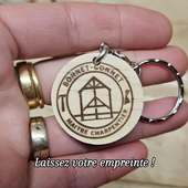 🎁**Idée cadeau n°8 : le fer à marquer en laiton, personnalisé rien que pour vous.**

Vous choisissez votre motif directement en ligne jusqu’à 30 mm. Au-delà, on échange par email pour ajuster votre projet dans les moindres détails.

Un indispensable pour les **menuisiers**, **ébénistes**, **charpentiers**, mais aussi pour les **restaurants** qui souhaitent signer leurs planches apéro, leurs meubles ou leurs accessoires avec une empreinte propre à leur maison.

Chaque fer est fabriqué dans notre atelier en région lyonnaise, en laiton massif, avec notre **label “Fabriqué à Lyon et ses alentours”**. De l’artisanat local, pensé pour durer.

#charpentier #ebeniste #TamponPersonnalisé