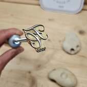 L'option détourage du logo permet d'obtenir cette forme de fer à marquer. Aucun risque de marque fantôme autour de votre motif !

🎁Cette petite option est offerte, il suffit de cocher l'option lors de votre personnalisation sur sceaux-personnalises.com rubrique fers à marquer.

#tamponpersonnalisé #FerAMarquer #marqueresponsable #ebeniste #sculpteurfrançais #charpentier