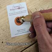 Un tampon à mochi, pensé pour marquer proprement sans altérer la texture.
À utiliser avec de l’encre alimentaire ou de la poudre, selon votre pratique et le rendu souhaité.

Motifs nets, pression maîtrisée, outil durable : il accompagne aussi bien les artisans que les passionnés de pâtisserie créative.

👉 Personnalisation directement en ligne
📩 Ou sur devis, par email, pour des projets spécifiques

Fabriqué dans notre atelier, comme toujours!

#TamponPersonnalisé
#tamponmochi #TamponAlimentaire #tamponmadeinfrance #mochi