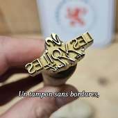 **Tampon de potier en laiton personnalisé**
Notre savoir-faire artisanal au service de votre signature.

Gravure sans bordures, détourage au plus près de votre logo : chaque détail est travaillé pour un marquage net et lisible dans la terre.
Un outil pensé pour les potiers exigeants, fabriqué avec précision et constance.

🔸 Laiton massif
🔸 Gravure fine et durable
🔸 Fabrication artisanale
🔸 Label *fabriqué à Lyon et ses alentours*

Personnalisation en ligne sur sceaux-personnalises.com

#tampondepotier
#TamponPersonnalisé 
#atelierdepoterie