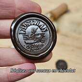 📲 Votre logo, notre savoir-faire !
Téléchargez votre logo sur sceaux-personnalisés.comen quelques secondes, et laissez-nous le transformer en une gravure pour votre tampon.
✨ Pourquoi choisir nos tampons à chocolat ?
✅ **Laiton alimentaire** : sécurité et professionnalisme garantis depuis des années.
✅ **Polyvalence** : bien plus qu’un simple tampon à cire, ils s’adaptent à tous vos besoins créatifs.
✅ **Sur-mesure et conseils** : un rendu impeccable. Besoin d’aide pour adapter votre motif ?Nous vous accompagnons pour un résultat optimal
Parfaits pour les artisans, les pâtissiers et les amateurs de détails raffinés. 🍫✨
#TamponPersonnalisé #Artisanat #Chocolat #LogoGravé #professionnalisme #TamponPersonnalisé #chocolatpersonnalisé