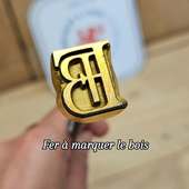 Votre travail mérite une signature durable.

Le **fer à marquer le bois personnalisé** accompagne les professionnels qui créent, restaurent ou transforment la matière au quotidien. Ébénistes, sculpteurs, menuisiers, tourneurs sur bois, fabricants de mobilier ou restaurateurs de meubles y trouvent un moyen simple d'apposer leur identité directement sur leurs réalisations.

Une marque discrète, mais qui raconte l'origine d'un objet et le savoir-faire qui l'a façonné.

Sur notre site, vous pouvez personnaliser votre fer en ligne en téléchargeant votre logo ou en créant votre design.

✔ Marquage à chaud durable
✔ Personnalisation simple en ligne
✔ Outil robuste conçu pour durer

Nos fers sont fabriqués dans notre atelier et portent le label fabriqué à Lyon et ses alentours.

#tamponpersonnalise #feramarquer #bois #artisanat #madeinlyon