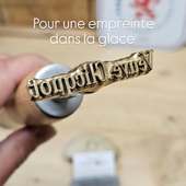 Tampon pour barman et barmaid qui veulent marquer les glaçons ! C'est très beau dans l'ambiance d'un bar lounge.

Quand les grands noms nous trouvent et nous font confiance nous sommes très honorés. Mais nous n'oublions pas que les premiers à qui nous le devons ce sont tous les autres pour qui nous travaillons quotidiennement. Vous ! Grâce à qui nous pouvons exposé notre savoir-faire. MERCI 😉

#veuveclicquotrosé #barlounge #barcocktail #baracocktail #baracocktails #lyoncocktails #tamponglaçon #TamponPersonnalisé #evenementielmarseille