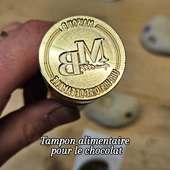 🍫 **Tampon en laiton alimentaire pour chocolat**

Vous souhaitez marquer vos chocolats avec précision et régularité ?
Nos tampons en **laiton alimentaire** sont conçus pour un contact direct avec le chocolat, en toute sécurité.

👉 **Pourquoi le laiton alimentaire ?**
• Matière conforme au contact alimentaire
• Excellente inertie thermique : marquage net sans accrocher
• Durabilité élevée, même en usage professionnel

🖥️ **Personnalisation simple**
Téléchargez votre logo directement en ligne ou créez votre motif à partir de zéro. Nous adaptons chaque détail pour un rendu fidèle, lisible et efficace.

📍 **Fabrication locale**
Tampons usinés et gravés dans notre atelier, **labelisés fabriqués à Lyon et ses alentours**.
Pas d’import, pas de sous-traitance : nous maîtrisons chaque étape.

Un outil pensé pour les artisans chocolatiers exigeants, qui veulent un marquage propre, constant et professionnel.

#tamponlaiton #chocolatartisanal #outilschocolatier #fabricationfrançaise #TamponPersonnalisé