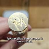 🎄🎅Dans un mois on y sera !!! 

🎁La course aux cadeaux de Noël est lancée… et la grande cogitation aussi.

Et si, cette année, vous offriez quelque chose de vraiment personnel ?

Nos tampons à cacheter initiales sont fabriqués dans notre atelier lyonnais, pièce après pièce. Chaque manche, chaque gravure, chaque détail passe entre nos mains : un vrai travail d’artisan, pensé pour durer et se transmettre.

Un cadeau qui a du sens, utile, élégant, et surtout unique.

Envie de créer le vôtre ?
Vous pouvez le personnaliser directement sur notre site… ou nous écrire si vous préférez un accompagnement sur-mesure.

#TamponPersonnalisé
#tamponacire #CachetDeCire