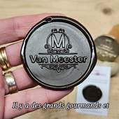 **Grand format ou petit format ?**
Deux tampons, un même motif.
Le premier pour un sceau en chocolat bien présent, le second pour une finition plus discrète.

À vous de choisir la signature qui correspond à vos créations gourmandes.

#TamponPersonnalisé
#TamponAlimentaire #tamponchocolat #patisserietraditionnelle #relaischateaux #tamponchocolat #lyon