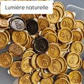Quelques 80 sceaux adhésifs dorés pour des invitations. Nous n'avons pas de minimum de commande 😉

☀️Hier un rayon de soleil tapait juste sur la fenêtre du coin cire de l'atelier.  Cela permet de remarquer a quel point l'éclairage artificiel de l'atelier est plutôt froid !!

#papeteriecreative
#invitation
#flyerdesign
#imprimerie #stickerspersonnalisés #autocollantspersonnalisés #sceauxpersonnalises #sceaupersonnalisé