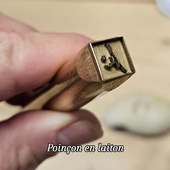 Poinçons en laiton personnalisés, fabriqués dans notre atelier et configurables directement en ligne sur notre site.

Chaque poinçon est gravé avec précision pour un marquage net et durable. Le laiton permet la restitution des détails, même sur de petites dimensions, et une très bonne tenue dans le temps.

**Applications courantes :**
– Marquage du cuir (artisanat, maroquinerie, reliure)
– Estampage à chaud ou à froid sur papier et carton
– Identification de pièces en bois tendre
– Signature d’objets artisanaux ou séries limitées
– Logo, initiales, symboles ou repères techniques

Un outil pensé pour les artisans, les créateurs et les ateliers qui souhaitent marquer leur travail de façon claire et cohérente, avec un poinçon conçu pour durer.

#poinçon
#TamponPersonnalisé #tamponmétal #sceaupersonnalisé
