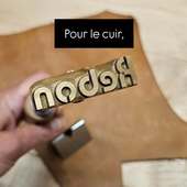Votre fer à marquer le cuir pourra être utilisé à froid ou légèrement chauffer pour une empreinte plus contrastée.

La personnalisation peut être réalisée en ligne sur notre site. Si vous préférez vous pouvez nous écrire par email pour par MP.

Maroquinier et sellier offrez vous un outil robuste, unique et fabriqué en France pour signer vos créations en cuir.

#maroquinerie #sellerie #renovationcuir #confectioncuir #creationcuir #tamponcuir #matoircuir #leathercraft #Lyon