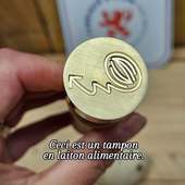 Un logo… et des centaines de façons de le goûter.

Avec le **tampon à chocolat personnalisé**, vous pouvez **télécharger votre logo en ligne** et le transformer en marquage gourmand sur vos créations.

Conçu en **laiton alimentaire sans plomb**, il est adapté au contact avec le chocolat pour un rendu net et précis.

Idées pour chefs et pâtissiers :
• signature sur tablettes de chocolat
• logo sur bonbons et mignardises
• marquage de pièces événementielles
• desserts à l’assiette pour service gastronomique
• séries limitées ou collections saisonnières
• cadeaux clients et coffrets sucrés

Un détail visuel qui renforce immédiatement votre identité.

Sur notre site, vous pouvez personnaliser votre tampon en ligne et télécharger votre logo.

✔ Laiton alimentaire sans plomb
✔ Marquage net et régulier
✔ Idéal pour professionnels exigeants

Nos tampons sont fabriqués dans notre atelier et portent le label fabriqué à Lyon et ses alentours.

#tamponpersonnalise #chocolat #patisserie #chef #artisanat