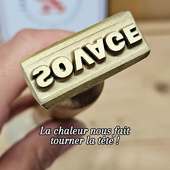 La canicule nous joue des tours...

En préparant les photos de ce **tampon à glaçons personnalisé**, nous les avons prises à l'envers. 🫠🧊

Heureusement, le tampon, lui, est resté dans le bon sens !

Idéal pour les bars, hôtels, restaurants et passionnés de mixologie, il permet de personnaliser vos glaçons avec votre logo ou votre signature.

Sur notre site, vous pouvez personnaliser votre tampon en ligne et télécharger votre logo.

✔ Personnalisation simple
✔ Marquage élégant sur glace
✔ Idéal pour cocktails et événements

Nos tampons sont fabriqués dans notre atelier et portent le label fabriqué à Lyon et ses alentours.

#tamponpersonnalise #glacons #mixologie #cocktail #madeinlyon