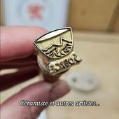 Signer vos pièces devient simple.

Avec le **tampon de potier personnalisé**, vous créez votre marquage directement en ligne : texte, initiales, symbole ou logo. Quelques étapes suffisent pour obtenir un outil adapté à votre travail.

Pensé pour durer :
• **laiton robuste**, résistant à l’usage en atelier
• marquage net dans la terre crue
• lisibilité conservée après cuisson

Un outil fiable pour les **céramistes professionnels** comme pour les amateurs exigeants, qui souhaitent une signature constante sur chaque pièce.

✔ **Personnalisation en ligne**
✔ **Fabriqué en France**
✔ Conçu pour un usage durable

Nos tampons sont réalisés dans notre atelier et portent le **label fabriqué à Lyon et ses alentours**.

#tamponpotier #ceramique #artisanat #madeinlyon #tamponpersonnalise