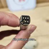Un outil, deux empreintes.

Le **poinçon en métal personnalisé** permet un marquage précis et durable selon le support utilisé.

• En frappe directe : il laisse une **empreinte en creux** dans les matières tendres
• Avec encre : il devient un outil d’impression pour papier, carton ou supports adaptés

Un seul poinçon, plusieurs usages pour signer vos créations, packagings ou productions en série.

Idéal pour :
• ateliers artisanaux
• packaging et étiquetage
• marquage de pièces et séries
• supports créatifs ou événementiels

Sur notre site, vous pouvez personnaliser votre poinçon en ligne et télécharger votre logo.

✔ Structure métal robuste
✔ Utilisation frappée ou encrée
✔ Outil durable et précis

Nos poinçons sont fabriqués dans notre atelier et portent le label fabriqué à Lyon et ses alentours.

#tamponpersonnalise #poincon #artisanat #madeinlyon #metal
