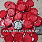 Chez nous les sceaux adhésifs ne sont pas moulés, ils sont cachetés. C'est pourquoi chaque sceau est unique. Avec des bords de cire plus au moins réguliers puisque que ce sont de vrais cachets de cire !

Par contre ils sont aussi simple à utiliser que de banals autocollants...

Pensez-y pour vos packagings, emballages cadeaux ou invitations ... Ils sont aussi adaptés au collage que bouteilles pour les cuvées spéciales 😉

#sceauxencire #CachetDeCire #domaineviticole #viticultureraisonnée #chocolatierlyon #bijouterie #evenementielmarseille #invitation #imprimerie