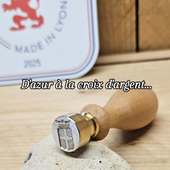 Les hachures horizontales représentent la couleur bleu (azur). La croix est vide ou pleine c'est à dire argent (blanche).
➡️➡️⬇️⬇️

D'azur à la croix d'argent, sont les armes de familles françaises...

Vous aussi reproduisez, composez, créez vos armoiries sur notre éditeur héraldique en ligne !

#coatofarmsaddict
#heraldique #BlasonAncien #blasondefamille #heraldique #editeurheraldique #tamponacire #CachetDeCire #TamponPersonnalisé #tamponblason