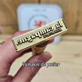 Une signature qui vit dans la terre.

Le **tampon de potier personnalisé** permet de marquer vos créations avec régularité et précision, directement dans l’argile.

Mais son usage ne s’arrête pas là : il peut aussi servir à **réaliser des plaques, étiquettes ou éléments décoratifs en céramique**.

Autres idées d’utilisation :
• signatures au dos des pièces
• séries numérotées ou collections
• médaillons décoratifs
• plaques de présentation ou d’atelier
• marquage de pièces d’exposition ou de marché

Un outil simple pour créer une identité cohérente sur toutes vos réalisations.

Sur notre site, vous pouvez personnaliser votre tampon en ligne : texte, initiales, symbole ou logo.

✔ Marquage net dans la terre crue
✔ Lisible après cuisson
✔ Outil pensé pour durer

Nos tampons sont fabriqués dans notre atelier et portent le label fabriqué à Lyon et ses alentours.

#tamponpersonnalise #ceramique #poterie #artisanat #madeinlyon