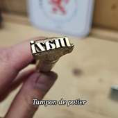 Pour signer toutes vos créations en argile, céramique, porcelaine et même pour les amateurs de pâte polymère la fameuse F**O !

Les tampons de potier sont souvent petits. Nous vous conseillons d'imprimer votre motif à l'échelle pour vous rendre compte de la lisibilité de empreinte.

La personnalisation est très simple sur notre site sceaux-personnallses.com

#ceramique #TamponPersonnalisé #tamponceramique #tamponmetal #tamponargile #atelierdepoterie #lyon