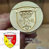 Immortalisez votre devise : 

𝖉𝖊𝖔 𝖏𝖊𝖛𝖆𝖓𝖙𝖊 𝖕𝖊𝖗𝖘𝖙𝖆 (Avec l'aide de Dieu, persévérez)

Avec notre **compositeur héraldique gratuit en ligne** (lien en bio), vous construisez votre blason : formes, couleurs, symboles, devise… à votre rythme.

Ensuite, place au concret :
• **tampon à encre XL** pour marquer cartons, papiers, supports
• **tampon à cire** pour sceller enveloppes, invitations, packagings

Du numérique à la matière, votre blason trouve sa place.

Nos tampons sont fabriqués dans notre atelier et portent le **label fabriqué à Lyon et ses alentours**.

#tamponpersonnalise #heraldique #blason #artisanat #madeinlyon