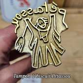 🍪 Tampon à biscuit – Pétassou 
Tradition populaire, geste artisanal, usage contemporain. À vous de choisir vos traditions et vos empreintes !

Le Pétassou, figure emblématique des traditions populaires du Sud-Ouest, est un personnage carnavalesque issu de la culture occitane.

« Pétassou » s’écrit petaçon et vient de l’occitan « petaç » (prononcé pétass), qui est un morceau de tissu à rapiécer. Un pétassou est donc une personne qui porte des vêtements rapiécés.

Fabriqué de paille et de chiffons, il incarne l’hiver, les excès de l’année passée et tout ce dont on souhaite se délester avant le renouveau. Lors des fêtes, le Petassou est jugé, promené,  souvent brûlé pour des fautes comme par exemple avoir amené des gelées en hiver !

Aujourd’hui, cette figure ancestrale trouve sa place jusque dans vos biscuits 🍪
Un tampon qui marque la pâte avec netteté, pour des créations gourmandes chargées de sens et de tradition.

🔧 Tampon personnalisé
La personnalisation est accessible directement en ligne sur notre site.
Chaque pièce est fabriquée dans notre atelier

📍 Label fabrication locale – région lyonnaise

#TamponPersonnalisé
#tamponbiscuit #petassou #carnaval #tamponbiscuit