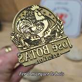 Un fer à marquer le bois en **50 mm**, c’est le bon format quand le motif est complex.

À cette taille, les **lignes respirent**, les **détails sont mieux définis** et les petites lettres restent lisibles après marquage. Cela permet de respecter plus fidèlement un logo, un blason ou une illustration un peu complexe.

Fer réalisé dans notre atelier, en métal, **fabriqué à Lyon et alentours**.

#TamponPersonnalisé
#sceauxpersonnalises #sceaupersonnalisé #feraburger #MadeInLyon