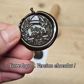 Chefs, pâtissiers et chocolatiers : vos idées prennent forme ici !!
 
Votre logo… en chocolat 🍫
Gravé dans une matrice en laiton alimentaire, fabriquée sur mesure dans notre atelier près de Lyon.

#tamponpersonnalisé #sceauxpersonnalisés #atelierartisanal #chocolatier #madeinlyon #gravurelogo
