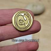 🔩 Deux nouvelles matrices, sur mesure, fraîchement sorties de l’atelier !
Elles sont prêtes à être montées sur une presse à marquer le cuir 🪡

Nous ne fournissons pas la presse, mais nous réalisons vos plaques sur mesure : logos, initiales ou motifs… tout est possible.

📩 Vous êtes maroquinier et souhaitez renouveler vos matrices ? Écrivez-nous, nous fabriquons chaque pièce à la demande, dans notre atelier lyonnais.

#atelierartisanal #madeinlyon #maroquinerie #gravure #sceauxpersonnalisés #fabricationfrançaise #outillageartisanal #marquagecuir #TamponPersonnalisé