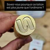 Téléchargez votre logo ou composez votre design en ligne pour personnaliser votre tampon à chocolat.

De 25mm ou 30mm de diamètre en laiton français correspondant aux normes alimentaires. Sa teneur en plomb est inférieure aux normes en vigueur. Ce n'est pas un tampon à cire déguisé 😂 c'est un vrai outil de professionnels accessibles à tous les passionnés de pâtisserie !

Si vous avez besoin d'aide pour créer votre tampon : écrivez-nous !

#tamponchocolat #tamponprofessionnel #TamponAlimentaire #sceauxpersonnalises #sceaupersonnalisé #chocolatcreation #chocolatpersonnalisé