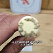 Du premier geste à la pièce finie, le tampon de potier personnalisé vient marquer chaque création avec précision.

Pour les céramistes professionnels comme pour les amateurs passionnés : une signature simple, lisible, constante.

Sur notre site, vous pouvez personnaliser votre tampon en ligne : texte, initiales, symbole ou logo.

✔ Marquage net dans la terre crue
✔ Lisibilité après cuisson
✔ Outil conçu pour durer

Nos tampons sont fabriqués dans notre atelier et portent le label fabriqué à Lyon et ses alentours.

#tamponpotier #ceramique #artisanat #madeinlyon #tamponpersonnalise