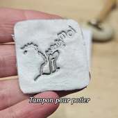 L’association @regar2moi a choisi l’option **détourage** pour la réalisation de son tampon à argile.

Grâce à cette option, la matrice en laiton est ajustée **au plus près du motif**, pour une empreinte nette et fidèle.

Un choix idéal pour les logos détaillés ou les créations qui demandent une belle précision.

#tamponargile #sceauxpersonnalisés #atelierartisanal #gravurelaiton #madeinlyon #détourage #créationartisanale #association1901 #TamponPersonnalisé #atelierceramique