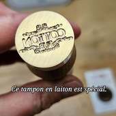 Tampon en laiton alimentaire sans plomb, conçu pour le marquage du chocolat.

Gravé et assemblé dans notre atelier, il permet un marquage net sur chocolat tempéré, ganaches en plaque ou décors avant cristallisation complète. Le laiton alimentaire assure un contact adapté aux usages professionnels en pâtisserie et chocolaterie.

Exemples d’utilisation :
– Signature de bonbons de chocolat avec logo ou initiales
– Marquage de tablettes artisanales
– Personnalisation pour hôtels, traiteurs ou événements d’entreprise
– Séries spéciales pour fêtes de fin d’année, Saint-Valentin ou Pâques
– Identification de collections ou de gammes (noir 70 %, origine, édition limitée…)

Un outil précis, durable, pensé pour un usage régulier en laboratoire.

Personnalisation en ligne.
Fabrication locale – Labe fabriqué à l Lyon et ses alentours 

#cafepub
#TamponPersonnalisé #TamponAlimentaire #tamponchocolat #ChocolatPersonnalisé
