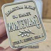 Le **tampon à savon personnalisé** est conçu pour les savonneries artisanales qui recherchent un marquage à la fois net, robuste et durable.

Il permet de signer vos créations directement dans le savon, pour un rendu propre et parfaitement lisible après séchage.

La personnalisation est simple :
• création en ligne de votre visuel
• ou téléchargement de votre logo
• et accompagnement par email si besoin de conseils techniques

Idéal pour :
• savons artisanaux
• séries limitées
• gammes naturelles ou haut de gamme
• ateliers et productions professionnelles

✔ Marquage précis et durable
✔ Outil robuste adapté à l’atelier
✔ Personnalisation en ligne ou sur mesure

Nos tampons sont fabriqués dans notre atelier et portent le label fabriqué à Lyon et ses alentours.

#tamponpersonnalise #savon #savonnerie #artisanat #madeinlyon