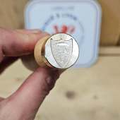 🛡️ Cet écu s'appelle l'écu Suisse ! Un symbole fort et distinctif

En héraldique, l’écu suisse se reconnaît à ses trois pointes au sommet, évoquant les montagnes helvétiques et symbolisant la stabilité et la protection. Cette forme particulière reflète l'identité et la tradition suisses.

🔨 Faux et étoile : des symboles puissants

- La faux : outil du paysan, elle représente le travail, la persévérance et le lien avec la terre.
- L’étoile : symbole de guidance et d'espoir, elle incarne l'aspiration vers un idéal lumineux.

L’écu suisse, avec ses trois pointes emblématiques, incarne la force et la tradition. Associé à la faux du labeur et à l’étoile de l’espoir, ce blason raconte une histoire de persévérance et de lumière.

#Héraldique #ÉcuSuisse #BlasonArt #Symbolisme #Tradition #CachetDeCire
#tamponpersonnalisé
#madeinlyon