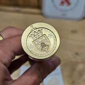 Un très gros sceau avec beaucoup de symboles. Il fallait de la place pour que tout soit lisible, c'est pour cela que les sceaux de 30mm existent !

Une nouvelle fois le test des couleurs permet de constater que le rendu et la lisibilité sont très variable en fonction de la teinte de votre cire.

Fabrication française en région lyonnaise, label fabriqué à Lyon et ses alentours 

#CachetDeCire
#tamponblason
#artroyal #ArtSymbolique 
#luxetveritas #lyon #TamponPersonnalisé