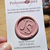 Personnalisez votre tampon a cachet de cire en ligne. Vous trouverez en bio le lien de note site qui vous amène directement dans la section des outils personnalisables en ligne !

Tampon à cire, tampon à chocolat, tampon de potier, poinçons, mais aussi les fers à marquer à chaud jusqu'à 30mm au delà il suffit de nous écrire !

Tout est simple et nous sommes là pour vous accompagner à chaque étape de votre commande.

N'oubliez pas de créer votre espace client pour retrouver vos créations à chacune de vos visites sans avoir besoin de tout recommencer !

#sceauxencire #sceaupersonnalisé #feramarquer #tampondepotier #ceramique #porcelaine #chocolat #burger #artisanlyon #MadeInLyon