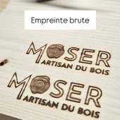 Un nouvel avant/après.

La première photo c'est l'empreinte toute chaude, brute immédiatement après le marquage. Vous voyez comme du flou autour des lignes, une sorte de halo brun/jaune ? C'est la diffusion de la chaleur dans le bois qui en est la cause.

La seconde photo c'est la même empreinte, refroidie et surtout poncée très légèrement, toujours dans le sens du bois. L'empreinte est nette, précise...

La 3ème juste un zoom sur le motif pour vous montrer que quand on parle de précision on rigole pas 😉.

Et enfin, on vous montre le fer à marquer qui n'est pas le vôtre mais le prochain pourrait l'être ! 

#ebeniste #feràmarquer #TamponPersonnalisé #tamponmétal #fabricationfrançaise #lyon #charpentier #sculpteurfrançais