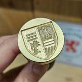 🛡️ Composez votre propre blason directement en ligne sur notre site 🦁🦢
Ici, un écu français moderne orné d’un **lion** et d’un **cygne**.

En héraldique, le lion incarne le **courage, la force et la noblesse**. Il figure parmi les symboles les plus anciens et les plus honorés des armoiries.
Le cygne, plus rare, évoque la **pureté, la loyauté et la grâce**. Il est souvent associé à la lumière et à la fidélité.

Chaque blason raconte une histoire — la vôtre, celle d’une famille, d’un lieu ou d’une association.
👉 Composez le vôtre dès maintenant sur notre site et imaginez votre sceau unique. 

#heraldique
#TamponPersonnalisé #blason #tamponacire #sceaupersonnalisé #SceauHéraldique #armorial #SymbolesAnciens #lyon