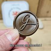 🍫🍪🍩**Tampon alimentaire pour chocolat**
Un outil simple et précis pour marquer vos créations en chocolat : logo, initiales, signature de maison.
Idéal pour les pâtissiers, chefs de restaurant et chocolatiers qui souhaitent identifier clairement leur travail, sans artifice.

Parfait aussi comme **idée cadeau** pour un apprenti en mention chocolat : un vrai outil de métier, durable et utile en laboratoire.

✔️ Utilisable directement sur le chocolat
✔️ Marquage net et régulier
✔️ Fabrication artisanale
✔️ **Label qualité**

🛠️ **Personnalisation en ligne**
Ou sur demande spécifique par email.

#TamponAlimentaire #TamponPersonnalisé #tamponchocolat #chocolatcreation #pastillechocolat