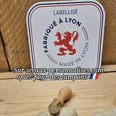✨Nous venons d'apprendre que notre labellisation "fabriqué à Lyon et ses alentours" a été reconduite pour l'année 2026. Nous tenons nos engagements : du sur mesure artisanal et local pour vos tampons en métal !✨

La personnalisation en ligne est très simple pour de plus en plus de tampons. Bien entendu si vous préférez nous écrire nous sommes disponibles. Le plus efficace est de nous joindre par email à contact.sceaux@gmail.com 

#fairepartmariage #diytampon #diymariage #tamponacire #TamponPersonnalisé #tamponartisanal #sceauxpersonnalises #CachetDeCire