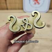 Un biscuit qui porte votre signature.

Le **tampon à biscuits personnalisé** permet de transformer une simple gourmandise en véritable support d'identité ou de décoration.

Idéal pour :
• boulangeries et pâtisseries
• traiteurs
• mariages et faire-part gourmands
• buffets et réceptions
• hôtels et maisons d'hôtes
• événements professionnels

Logo, initiales, motif ou message : chaque biscuit devient unique.

Sur notre site, vous pouvez **personnaliser votre tampon en ligne**, télécharger votre logo ou créer votre visuel directement.

✔ Laiton alimentaire sans plomb
✔ Marquage net avant cuisson
✔ Personnalisation simple et rapide

Nos tampons sont fabriqués dans notre atelier et portent le label fabriqué à Lyon et ses alentours.

#tamponpersonnalise #biscuit #traiteur #mariage #madeinlyon
