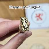 Votre signature pour toutes vos créations en argile, grès, céramique, porcelaine...

🔗Commandez votre tampon en laiton, un outil durable qui vous suivra tout au long de vos années créatives. C'est facile : télécharger votre motif sur sceaux-personnalises.com

🎁 Le cadeau indispensable pour tout les fans de poterie !

#grès #ceramique #argilepolymère #argil #tampondepotier #TamponPersonnalisé #MadeInFrance #tamponsurmesure #tamponartisanal