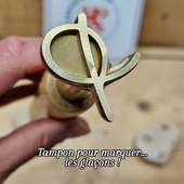 Un détail qui ne fond pas dans la masse.

Le **tampon pour glaçons personnalisé** séduit les **fans de mixologie** et les bars qui soignent chaque service.

Sur un glaçon, l’empreinte apparaît subtilement et accompagne le cocktail sans en altérer le goût.

Idéal pour :
• bars à cocktails
• événements et réceptions
• hôtels et restaurants
• passionnés de mixologie à la maison

Sur notre site, vous pouvez **personnaliser votre tampon en ligne** et télécharger votre logo. Si vous préférez ecrivez-nous à contact.sceaux@gmail.com

✔ Marquage délicat sur glace
✔ Effet visuel discret et élégant
✔ Utilisation simple

Nos tampons sont fabriqués dans notre atelier et portent le **label fabriqué à Lyon et ses alentours**.

#tamponpersonnalise #mixologie #cocktail #bar #madeinlyon