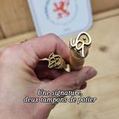 Une pièce, une signature.

Le **tampon de potier personnalisé** permet de marquer vos créations directement dans la terre : grès, faïence, porcelaine… avant cuisson.

Pour les **céramistes professionnels** comme pour les amateurs passionnés, c’est une façon simple d’identifier son travail et de signer chaque pièce.

Sur notre site, vous pouvez **personnaliser votre tampon en ligne** :
texte, initiales, symbole ou logo.

✔ Marquage net, adapté à la terre crue
✔ Plusieurs formats selon vos pièces
✔ Gravure pensée pour une bonne lisibilité après cuisson

Une signature d’atelier… ou une **idée cadeau** pour quelqu’un qui façonne la matière.

#TamponPersonnalisé
#tampondepotier #tamponceramique #signaturedartiste #ceramiste