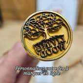 Un marquage net, directement dans le bois.

Avec le **fer à marquer le bois personnalisé**, vous signez vos créations de façon durable.

Sur notre site :
• **personnalisation en ligne jusqu’à 30 mm**
• **téléchargement de votre logo**
• ou **création de votre design directement en ligne**

👉 Au-delà de 30 mm, il suffit de nous écrire par email pour une réalisation sur mesure.

Idéal pour :
• objets bois
• coffrets et emballages
• mobilier et petites séries
• créations artisanales

✔ Marquage précis et durable
✔ Adapté à un usage atelier ou professionnel
✔ Mise en œuvre simple

Nos fers sont fabriqués dans notre atelier et portent le **label fabriqué à Lyon et ses alentours**.

#tamponpersonnalise #bois #feramarquer #artisanat #madeinlyon