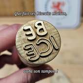 **Idée cadeau n°2**

On a tous une mamie — ou une tata — qui fait des biscuits maison capables de mettre tout le monde d’accord. Vous savez, celle dont les boîtes disparaissent en un clin d’œil… et à qui vous n’osez plus trop demander un réassort.

Offrez-lui un tampon personnalisé pour signer ses gourmandises.
Un cadeau artisanal, fabriqué dans notre atelier lyonnais, qui met son talent à l’honneur…
…et qui vous assure, soyons réalistes, une fournée garantie !!! 🤪

#TamponPersonnalisé #tamponbiscuit #TamponAlimentaire