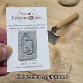 ©️Un logo détouré avec soin pour une signature nette, sans aucune marque autour.
Ce tampon de potier a été personnalisé directement en ligne par son créateur — un bel exemple de ce que permet notre outil de personnalisation : un rendu propre, précis, prêt à marquer des pièces uniques.
➡️ Vous avez aussi un logo à adapter pour vos créations ? Écrivez-nous !
#atelierdepoterie #tampondepotier
#outildartiste
#signatureceramique
#ceramistefrancais
#personnalisationlogo
#atelierartisanal
#fabricationfrançaise
#fabriquéàlyon #TamponPersonnalisé #sceauxpersonnalisés